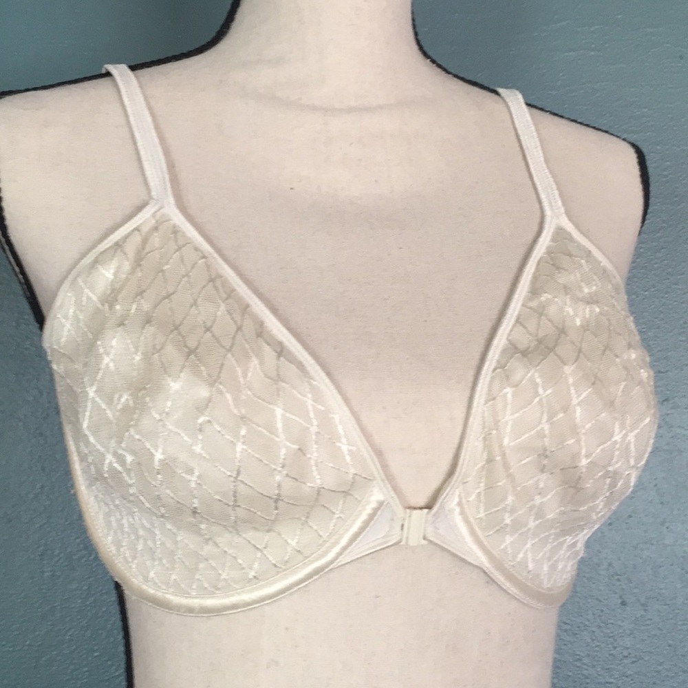 Warner’s 38D Cream lace front-closure bra